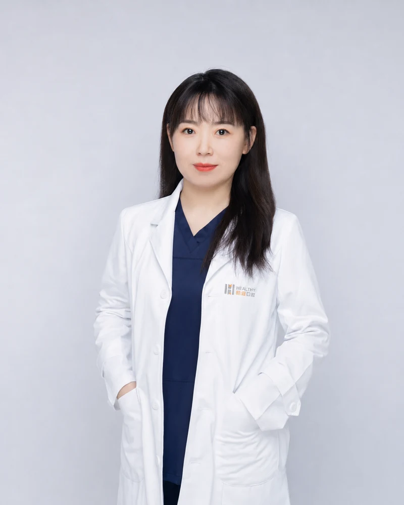 李建楠主治医师 / 正畸学科带头人形象照