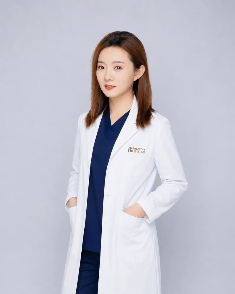 李曼丽口腔执业医师形象照